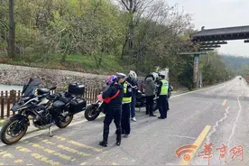 环山设执勤点 灞桥交警严查摩托车违法图片