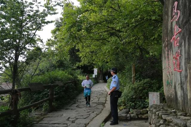 关注｜多部门联合护航 大理全民健身日徒步活动buff叠满了