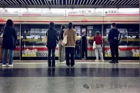 1339.7万人次！3月8日上海地铁客流创新高！保障网络出行安全有序，这是献给“她们”最好的礼物^^图片