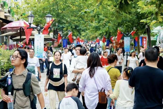 假期过半文旅市场延续火爆态势 四川九寨沟、都江堰、三星堆等景区“满员”