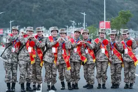 【征兵工作时】扬帆起航，女兵英姿飒爽进军营图片