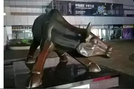 深交所门前标志性“牛雕塑”被砸？回应：雕塑都还完好图片
