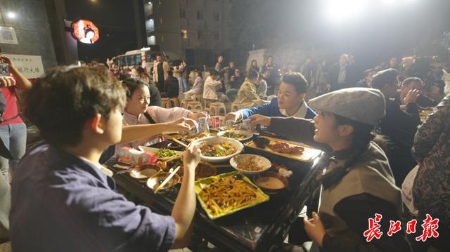 开启穿越之旅，百年街区变身沉浸式文旅秀场