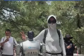 人形机器人首度攀登泰山！山东具身智能：单个场景突破带动产业全线推进图片