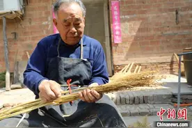 留住“最美乡愁”：河北冀州耄耋老人坚守刨笤帚手工技艺图片