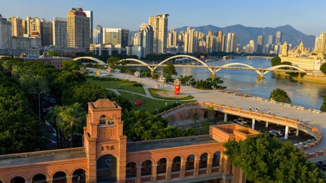 “神秘人物”亮相青年广场!一起开启江畔浪漫之旅!