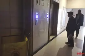 四川一小区上百住户挤一部电梯，另一部电梯停运无钱维修！房管部门回应图片