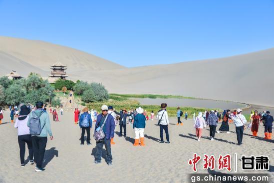 中国八方文化旅游联合体首趟青甘旅游大型专列抵敦煌