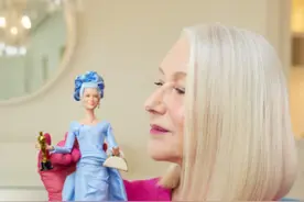 蓝裙蓝发，小金人在手，海伦·米伦有了专属芭比图片