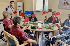 满满回忆杀！城运颐养组织老人制作手工军包，共忆峥嵘岁月图片