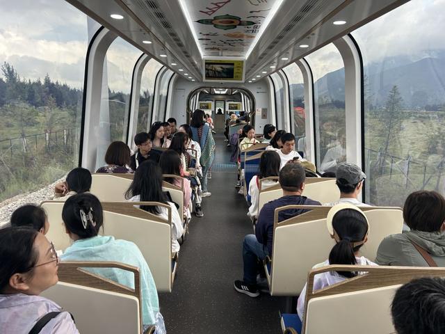 雪山观光火车成暑假热门“打卡”点，日均接待游客3000人次