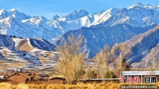 初冬时节祁连山下风景静谧如画