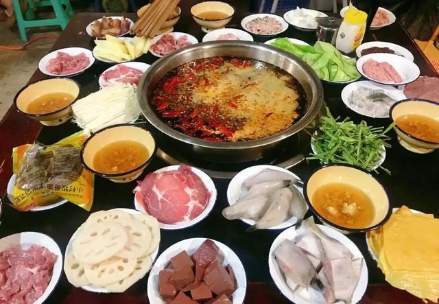 国庆重庆怎么耍？本地人带你去“扫街”：两江四岸、烟火小店……高评打卡点统统拿下