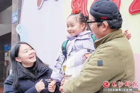 听障摆摊夫妇：逃出无声世界 女儿这声“爸爸妈妈”让他们破防了图片