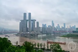 两江交汇处再现“鸳鸯锅”，今年“红汤”“清汤”位置对调图片