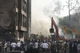 印度警方称坠机事故中发现一名幸存者图片