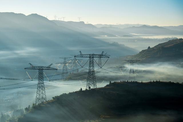 富源：雾起穹苍 林峦熹微