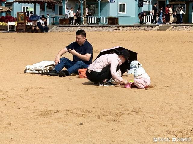 双节拍 | 青岛八大关浴场沙滩上，玩沙子的孩子