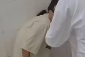 重庆一初中女生遭遇校园霸凌，被垃圾桶扣头要求下跪，校方：已出院在家休养，多方正积极处理图片