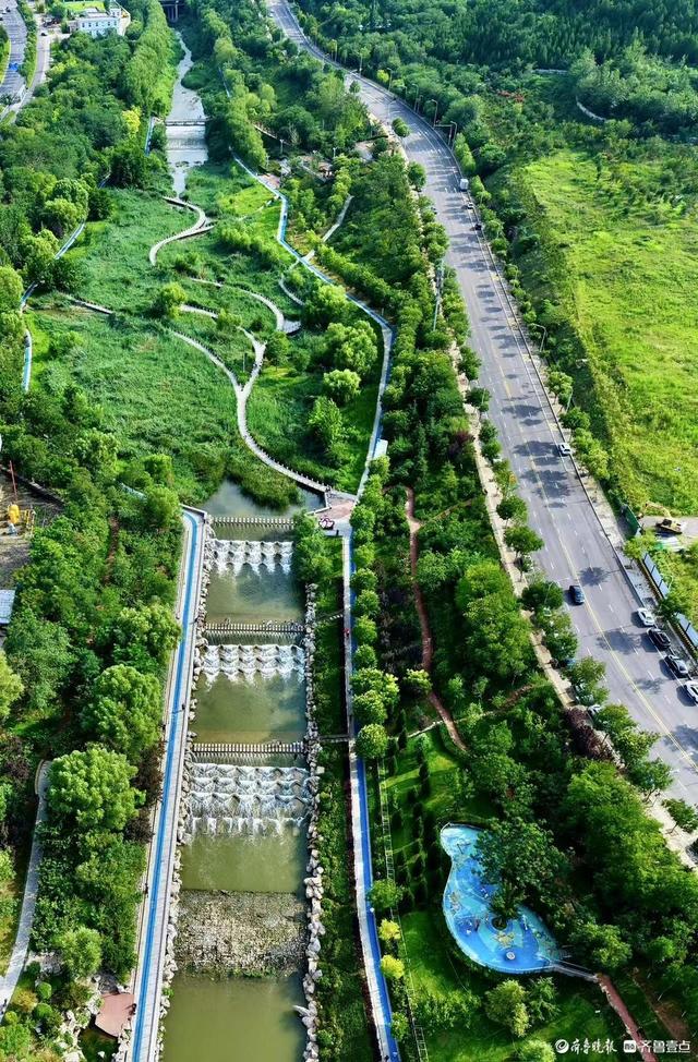 俯瞰龙鼎滨河公园，满眼翠绿清凉一夏