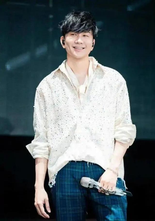 林俊杰官宣恋情！晒出全家合照