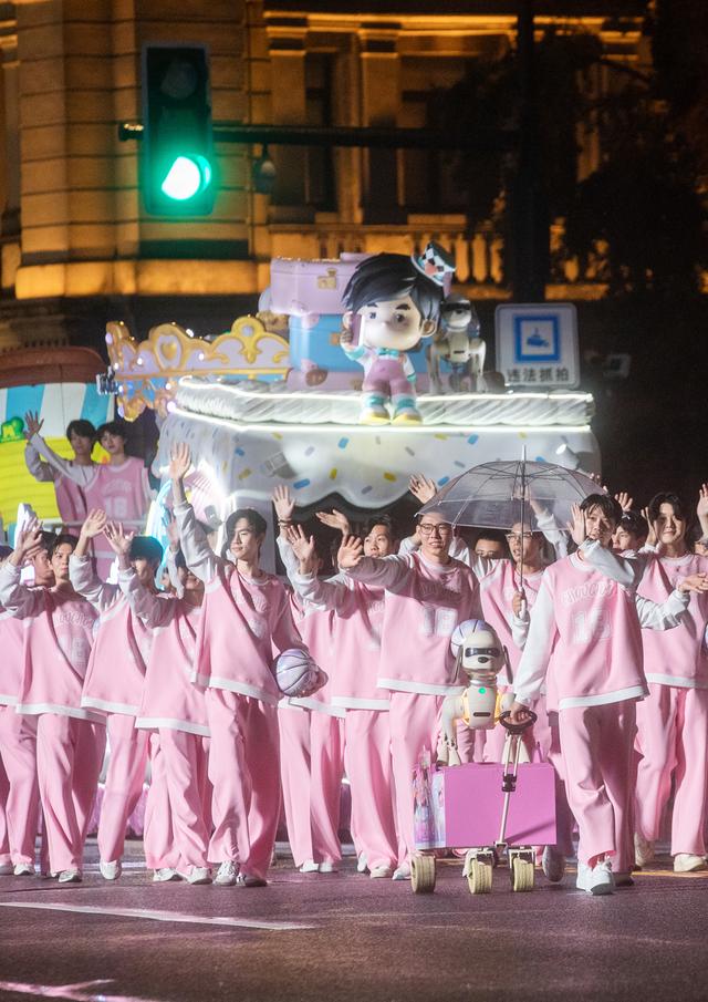 上海旅游节大巡游惊艳外滩，雨中演绎别样风情