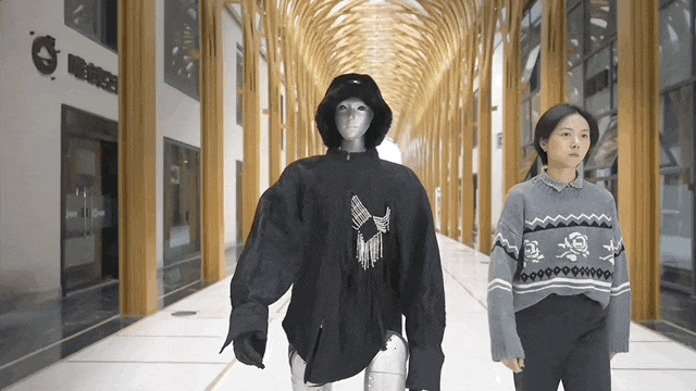 宇树最新机器人发布：1米8大高个，能跳舞会功夫，就是颜值一言难尽