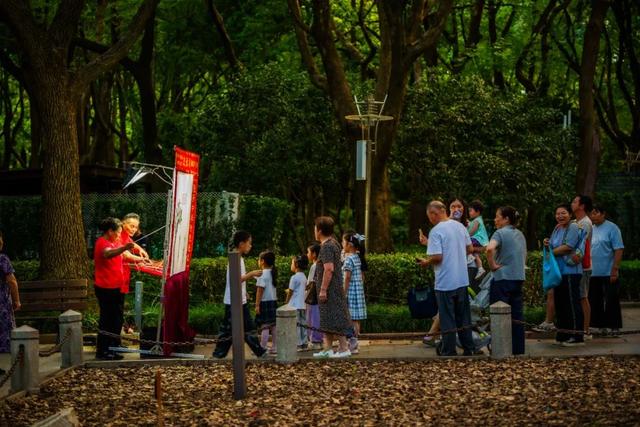“红途”快闪携手随申办相约百代小楼，丰富红色文化体验掀起打卡热潮