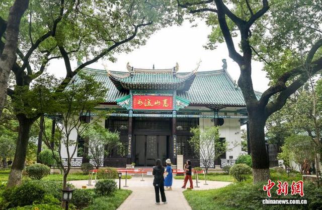 湖北武汉：民众古琴台上觅“知音”