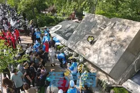 铭记历史，勿忘国耻，济南各界群众自发缅怀先烈图片