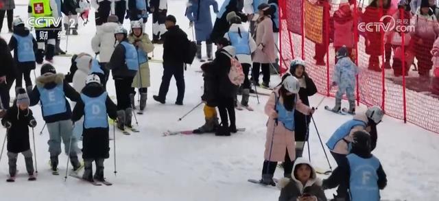 “增设雪假+惠民政策+特色景观”掀起冰雪新热潮 “滑”出消费新“动”力