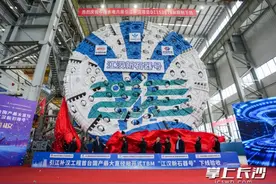 11.93米，国产最大直径敞开式岩石隧道掘进机在铁建重工下线图片