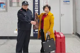 粗心妈妈丢了儿子彩礼，要不是民警就误大事了图片
