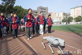 机器狗跑进校园“大课间”图片