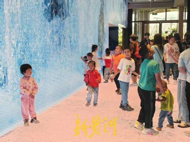 雨天难挡鹊山生态文化区游园情，游客尽享“鹊华烟雨”诗意