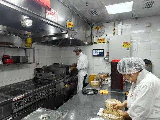 西贝下架“罗永浩套餐”，停止开放后厨参观！记者实探上海一门店：个别用餐者情绪激动！