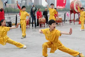 今天的北外滩滨江，一群小“武林高手”齐练精武迷踪拳图片