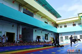 贺州平桂一幼儿园开展反恐防暴演练图片