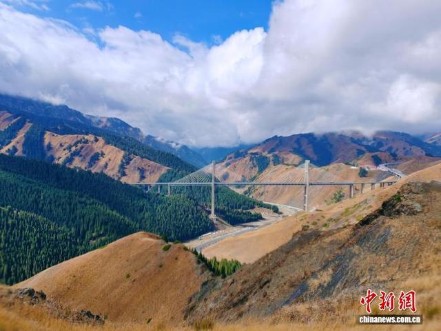 雨后新疆果子沟景区犹如水墨画
