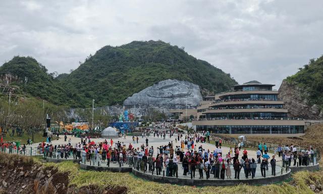 跟着黄小西游贵州｜桥上漫步云端，桥下烟火人间