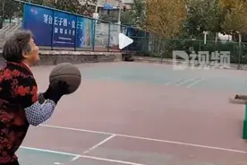 77岁奶奶10年来每天打篮球2小时：孙子长大了，自己对篮球的热爱没放下图片