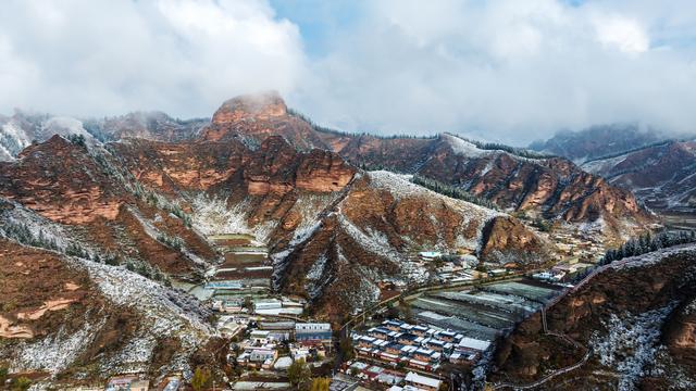 组图丨天祝：秋雪覆丹霞 山河入画来
