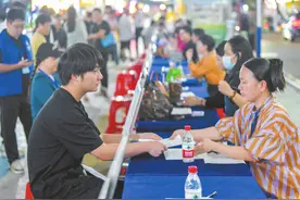 海口琼山区“招聘夜市”商圈出摊 “烟火气”里逛街择业图片
