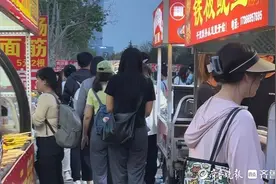 “跟着演唱会去摆摊”火了！有人一场赚千元，有人只为情绪价值图片