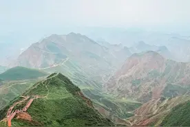 兰州水墨丹霞地貌披“绿装”，景区回应：季节性景观变化图片