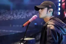 周杰伦演唱会翻旧账！笑称孙燕姿拿走他的新人奖图片