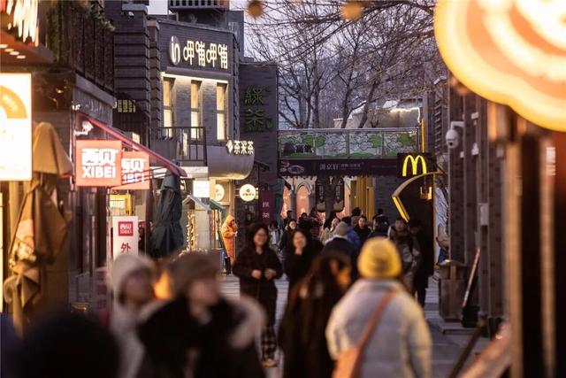 亮了！海淀这条街，年味儿已“上线”——