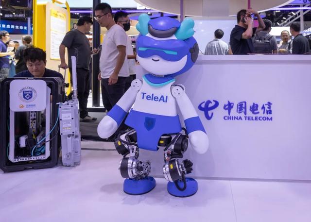 在“史上最火”WAIC 中国电信首次发布AI全景图谱