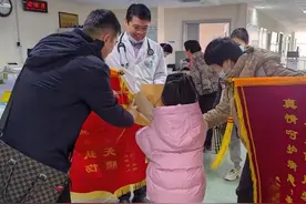 一家三口从济南奔赴青岛，当面感谢救命恩人！多个生命重新起航的故事在青岛市中心医院“上演”图片