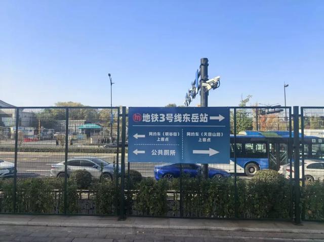 首日预约人数比去年同期增长70%！直击灵隐飞来峰景区免票首日，最新出行指南来了！